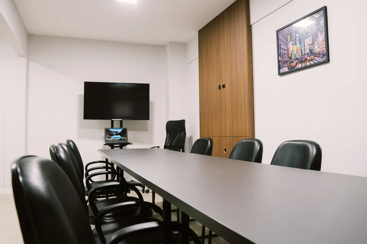 Mesa de reunião voltada para a TV de apresentações