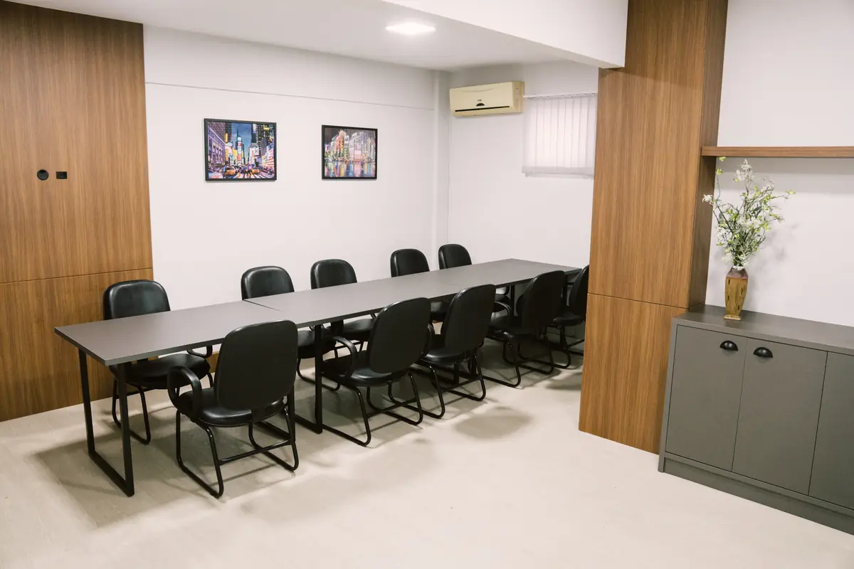 Sala de reunião com armário de apoio e janela