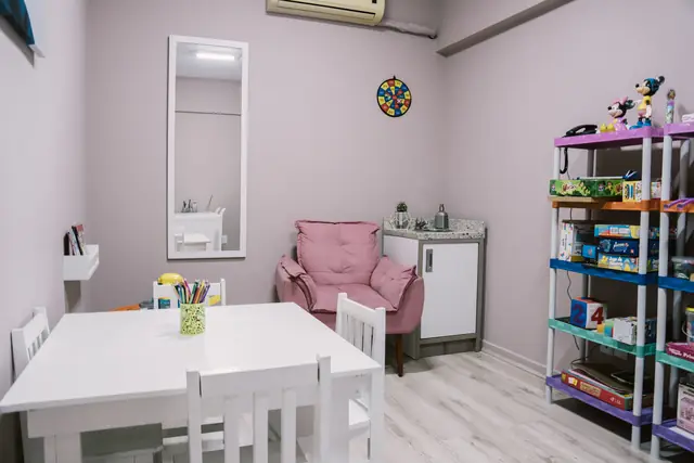 Sala 102 da Willtay Coworking em Brusque: ambiente preparado para atendimentos com crianças, com mesa infantil e brinquedos