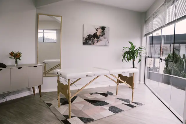 Sala 110 da Willtay Coworking em Brusque: sala com maca, espelho e janela ampla