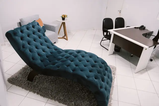 Sala 204 da Willtay Coworking em Brusque: divã capitonê, puff, poltrona e mesa de trabalho