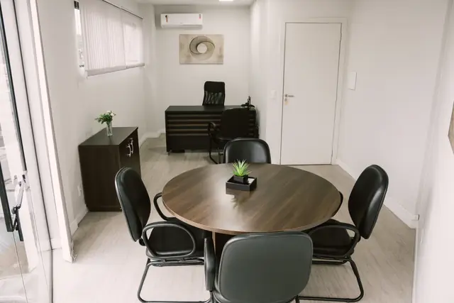 Sala 212 da Willtay Coworking em Brusque: mesa redonda para quatro pessoas e mesa de trabalho